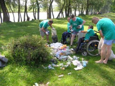 На Закарпатье инвалиды убирали мусор за неинвалидами