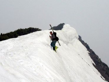 Несмотря на снежные лавины в Карпатах, туристы рвутся в горы