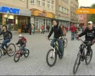 В Ужгороде велосипедисты устроили ночной велопробег