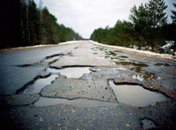 После зимы на Закарпатье, как после войны, - по этим дорогам ездить невозможно