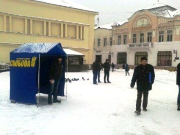 "Свободовец" в одиночку управляет митингом в Ужгороде