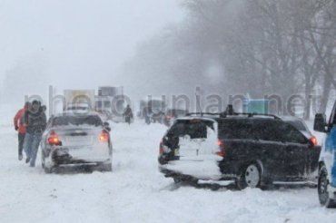 Снег и ветер парализовали львовский отрезок трассы Киев-Чоп
