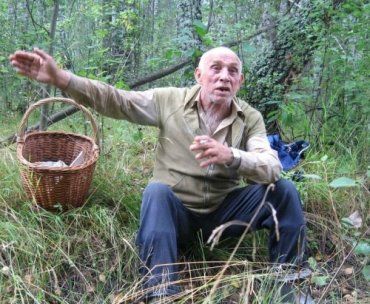 На Закарпатье нашли грибника, заблудившегося в темном лесу
