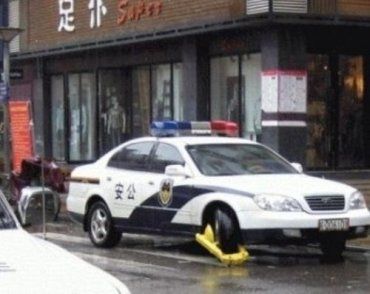 В Пекине заблокировали полицейскую машину на переходе