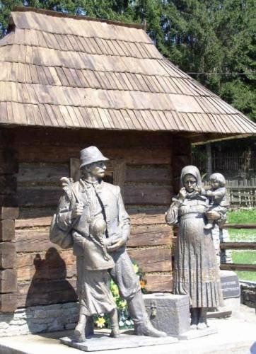 Памятник заробитчанам в селе Колочава