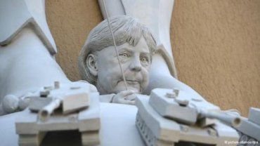 Новая скульптура на юге Германии: Меркель управляет танками