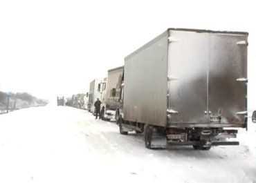 На трассе Киев-Чоп образовались новые пробки из-за снега