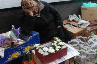 В Ужгороде продавщица подснежников спит уже пятые сутки