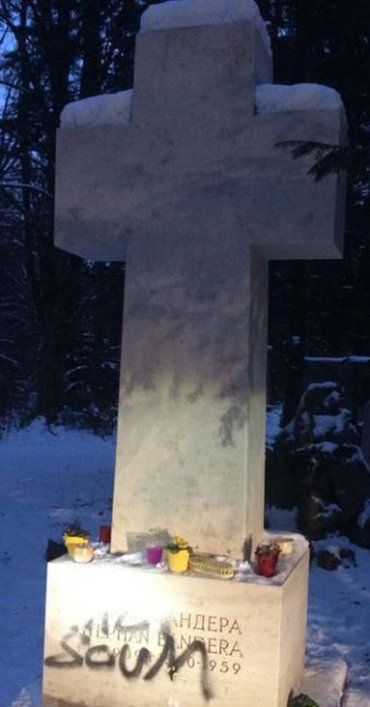 Неизвестные написали "scum" на каменном кресте могилы Степана Бандеры