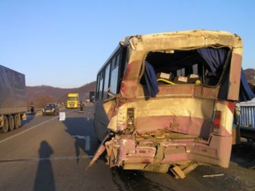 Фура «Volvo» на скорости врезалась в пассажирский автобус, есть жертвы