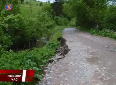 Дорогу, которую разрушают частые наводнения, время от времени восстанавливают
