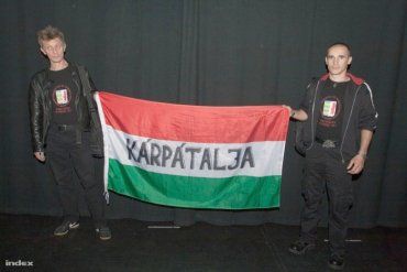Участники акции вручили членам венгерского Парламента и Европарламента петицию