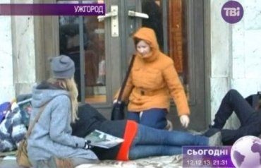 В Ужгороде студенты устроили оригинальный лежачий протест под стенами ОГА