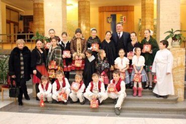 Дети из Словакии поздравили ужгородцев с праздниками
