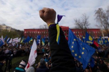 Народ на Майдане просит отставки правительства и президента