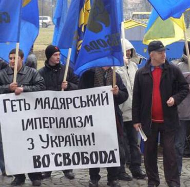 в Ужгороді більше сотні людей пікетують обласну раду на знак протесту проти встановлення знаку