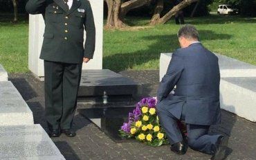 Порошенко возложил цветы к памятнику жертвам Волынской трагедии