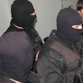 В Ужгороде бойцы "Альфы" конвоировали преступника из зала суда в прокуратуру
