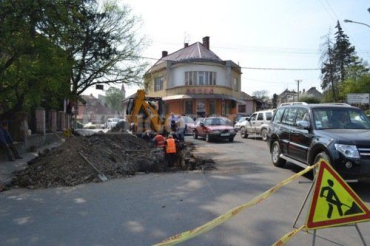 Пока "Закарпатгаз" копает в Ужгороде, машины стоят в пробке