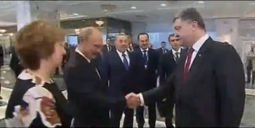 Путин и Порошенко пожали друг другу руки в ходе церемонии фотографирования
