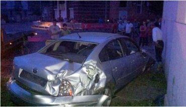 В Мукачево автомобиль протаранил рекламу и врезался в здание ЗАГСа