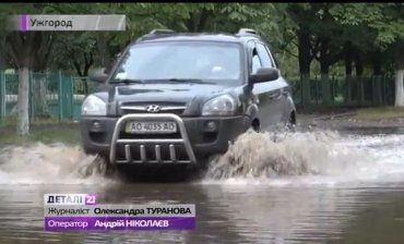 В Ужгороде во время ливней люди пытаются доплыть к работе!