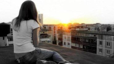 В Ужгороде девушка-подросток пыталась прыгнуть с крыши многоэтажки