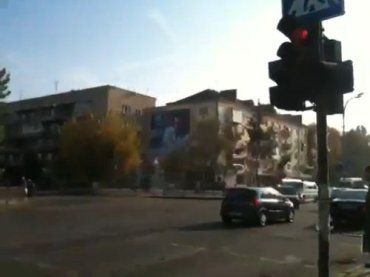 В Ужгороде водители машин массово ездят на красный свет