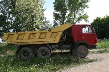 В Ужгороде водитель КАМАЗа пытался разгрузить глину у железной дороги