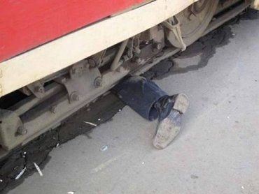 В Киеве мужчина погиб под трамваем из-за какой-то мобилки