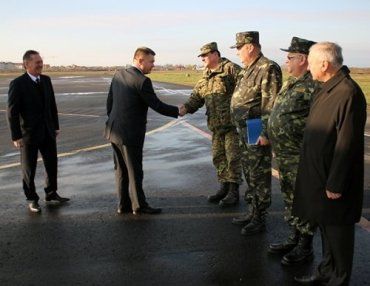 Министр обороны Украины Павел Лебедев прилетел в Ужгород