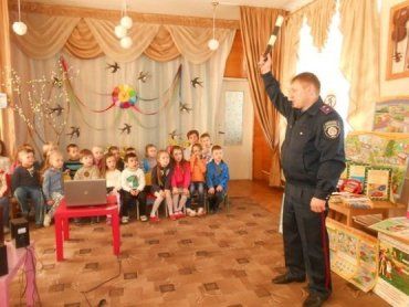 Работники ГАИ Мукачево провели уроки безопасности для детей
