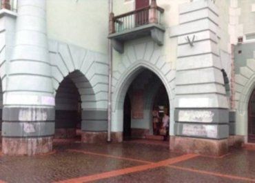 В Мукачево разыскивают вандалов, которые повредили городскую ратушу