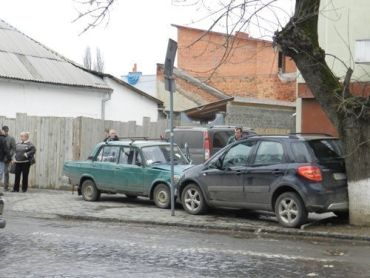В Ужгороде столкнулись два автомобиля "Жигули" и "Сузуки"