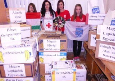 Молодежь везет в венгероязычные школы закарпатским ученикам подарки