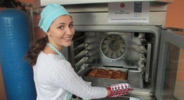 Крымчане открыли мини-пекарню в Ужгороде для трудоустройства переселенцев