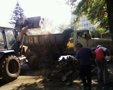 В Ужгороде ремонтируют не только дорогу, но и тротуары