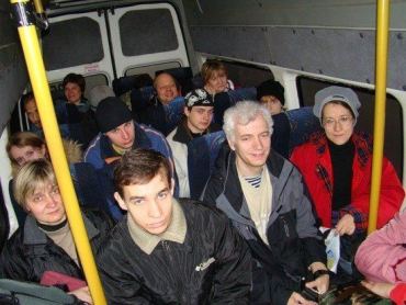 В микроавтобусе было 15 пассажиров, некоторые - на табуретках