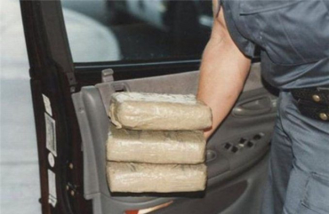 В автомобиле Рено у закарпатки нашли около 200 гр белой кристаллической наркоты