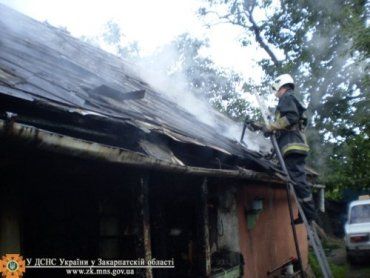 В Берегово пожарные эвакуировали мужика из загорешегося дома