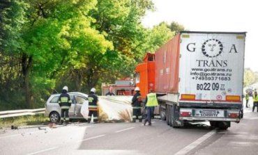 В Польше огромная фура прижала Opel к отбойнику, погибли люди