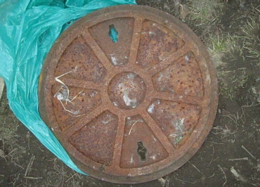 В Ужгороде среди ночи милиционеры поймали двух воров канализационного люка