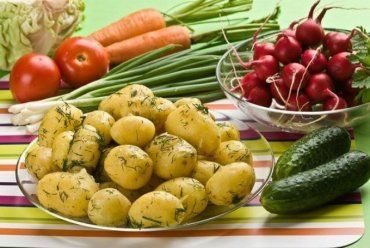 В Ужгороде почти на всех рынках появилась молодая картошка и другая зелень