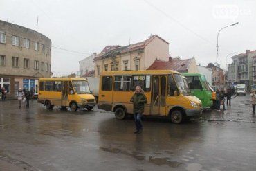 Водители гоняются за пассажирами, а ужгородцы часами ждут автобус