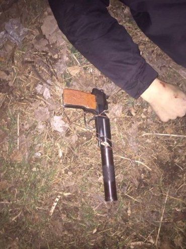 На месте происшествия найден пистолет , тип которого использует ФСБ России