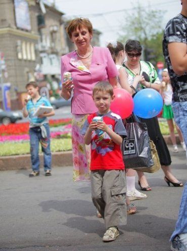 В Донецке каждого ребенка заставили улыбнуться и накормили сладким мороженым