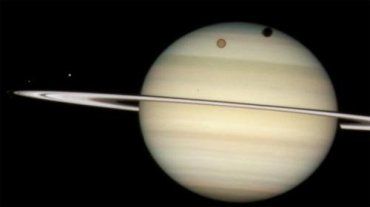 Редкая фотография Сатурна с четырьмя лунами