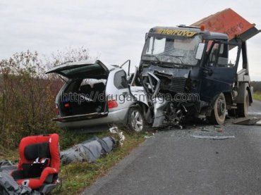 В Венгрии грузовик Mercedes искурочил BMW, погибло 3 человека