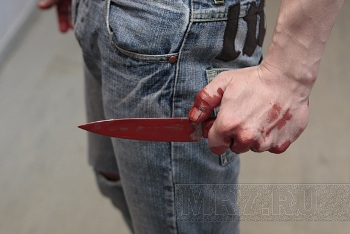 Ужгородец встречает гостей дома с ножом