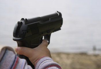 В Мукачево разводятся уже с пистолетом